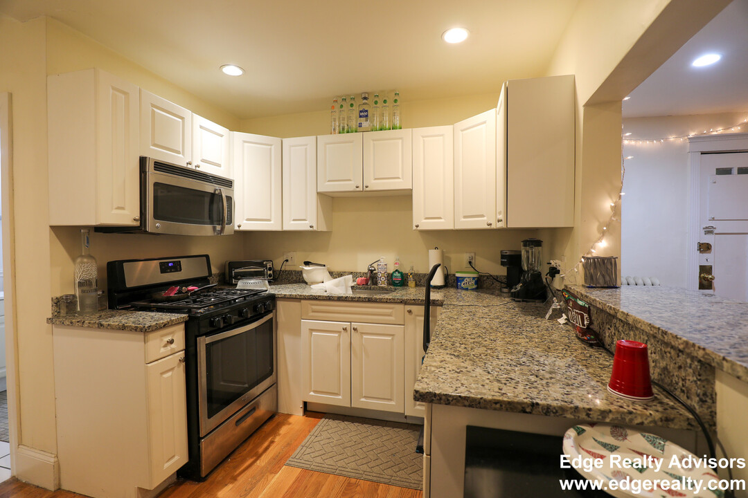 66 Egmont St, Unit 3 in Brookline, MA - Foto de edificio