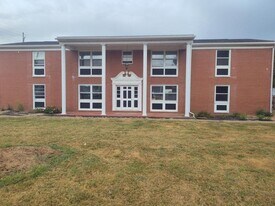 109 N Russell St in Marion, IL - Building Photo