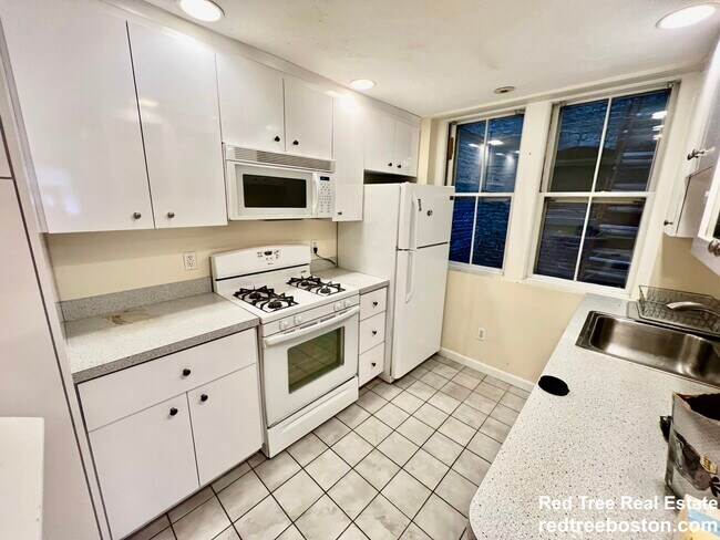 108 Myrtle St, Unit A in Boston, MA - Building Photo - Building Photo