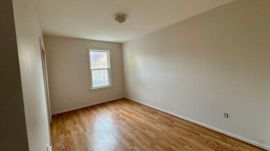 103 Garfield Ave, Unit 102 in Bridgeport, CT - Building Photo - Building Photo