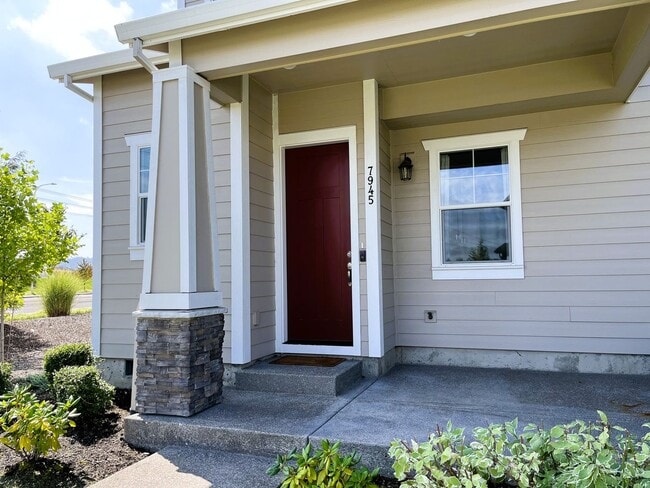 7945 SE Roaring Ln in Hillsboro, OR - Building Photo - Building Photo