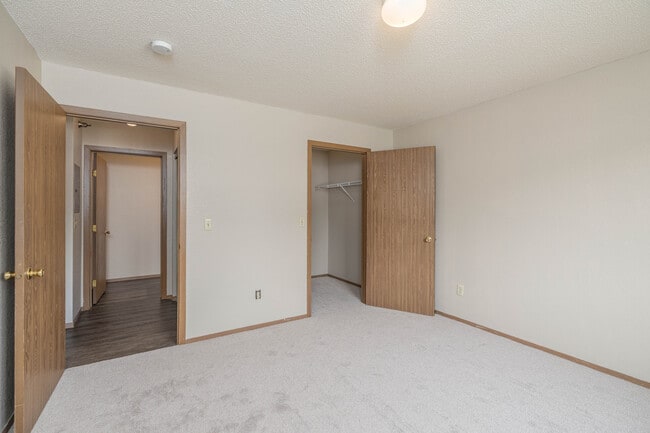 Gray Hawk Apartments in Mankato, MN - Building Photo - Interior Photo
