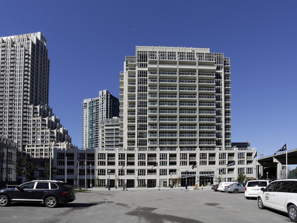 York Harbour Club in Toronto, ON - Building Photo