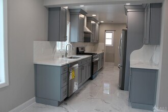 147 Clinton St in Woodbridge Township, NJ - Building Photo - Building Photo