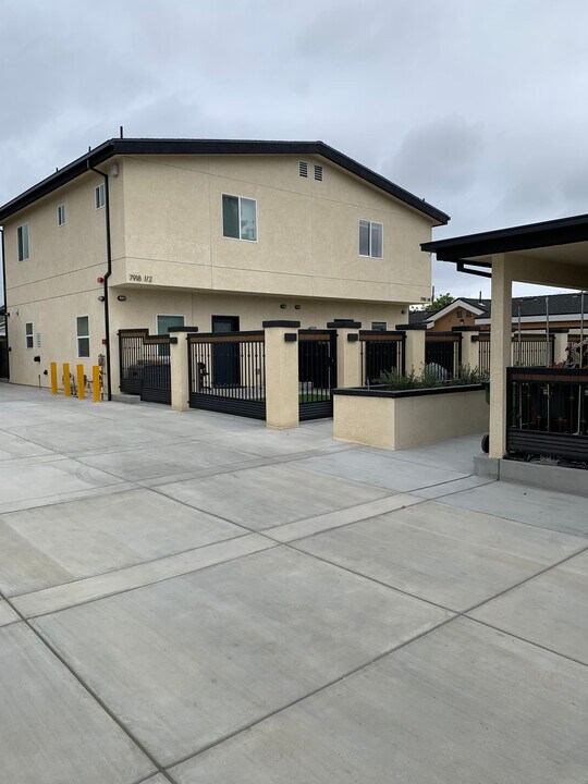 7918 Goll Ave in North Hollywood, CA - Foto de edificio