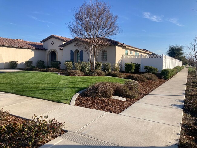 12727 Medallion Dr in Bakersfield, CA - Foto de edificio - Building Photo