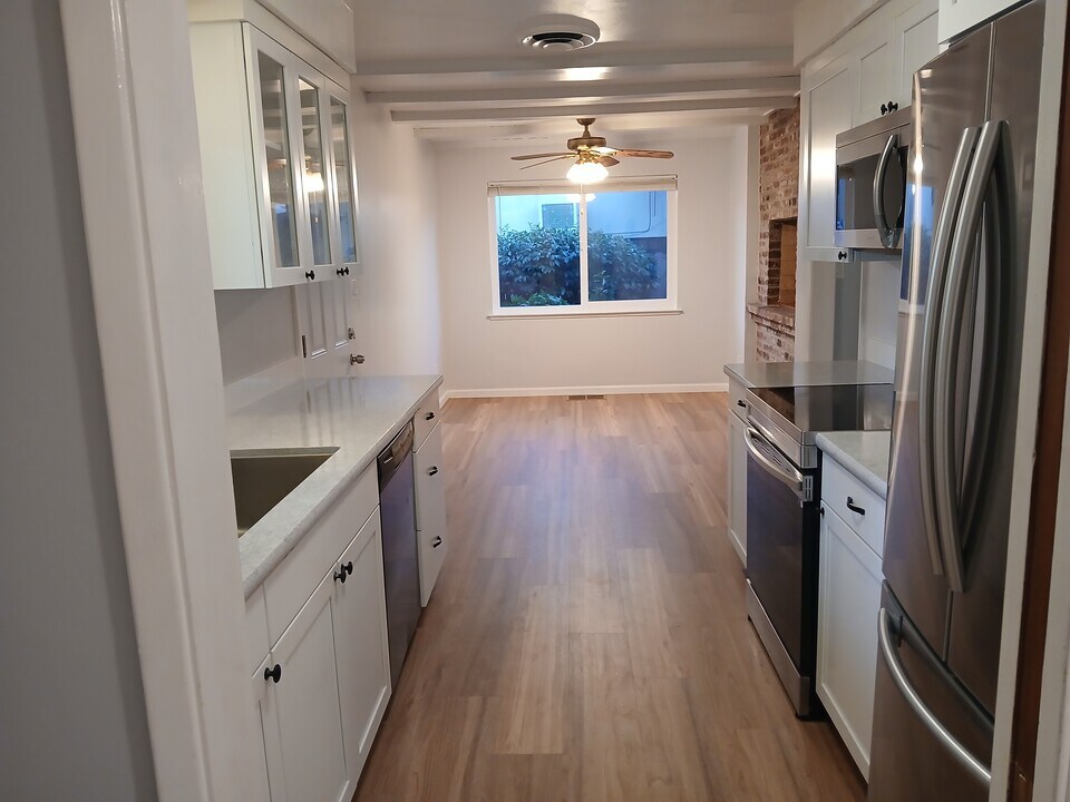 5061 Bonniemae Way in Sacramento, CA - Building Photo