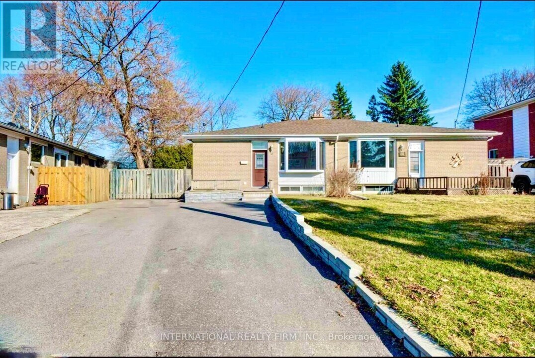 43 Bailey Crescent in Aurora, ON - Building Photo