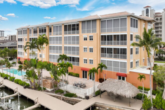 MANATEE RESORT in Naples, FL - Foto de edificio - Building Photo