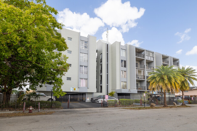 305 W 68th St in Hialeah, FL - Building Photo - Building Photo
