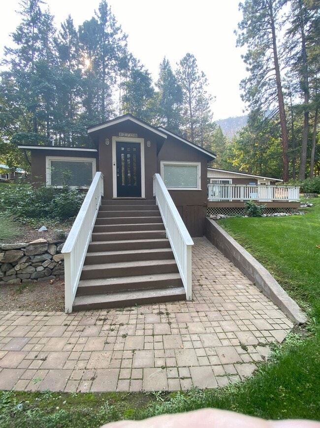 property at 12695-12705 S Lakeshore Rd