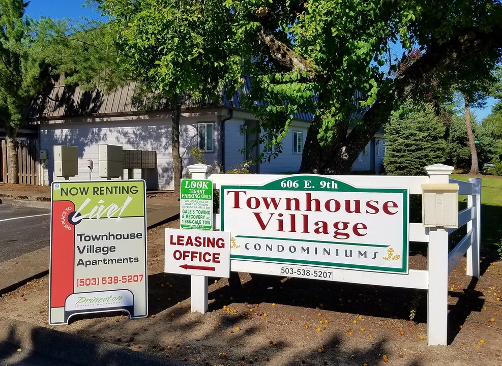 Townhouse Village Apartments in Newberg, OR - Foto de edificio