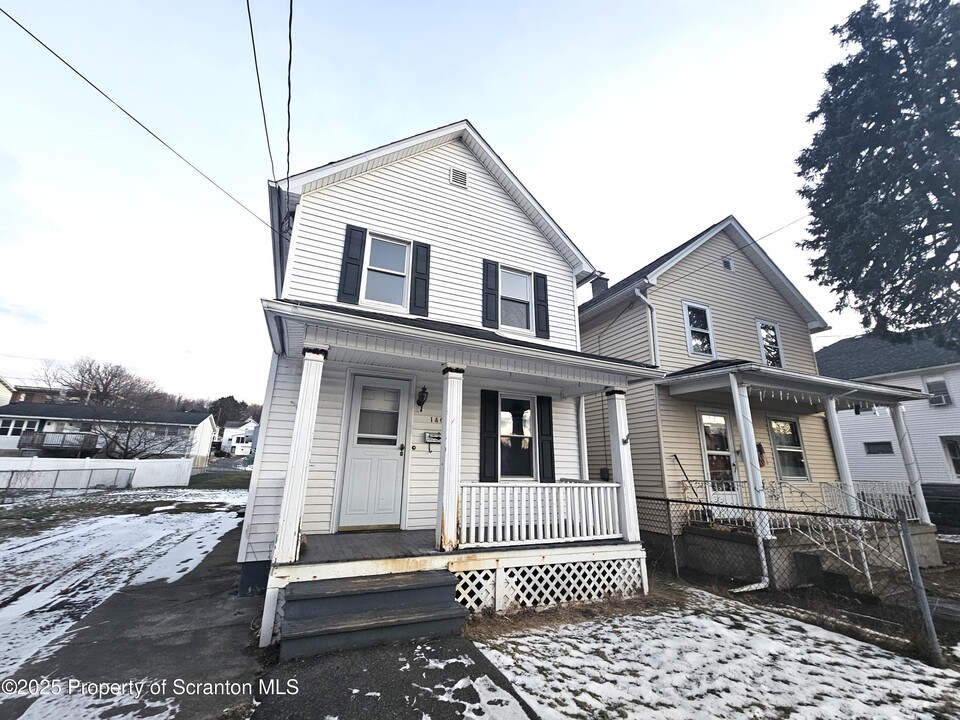 146 Brick St in Throop, PA - Building Photo