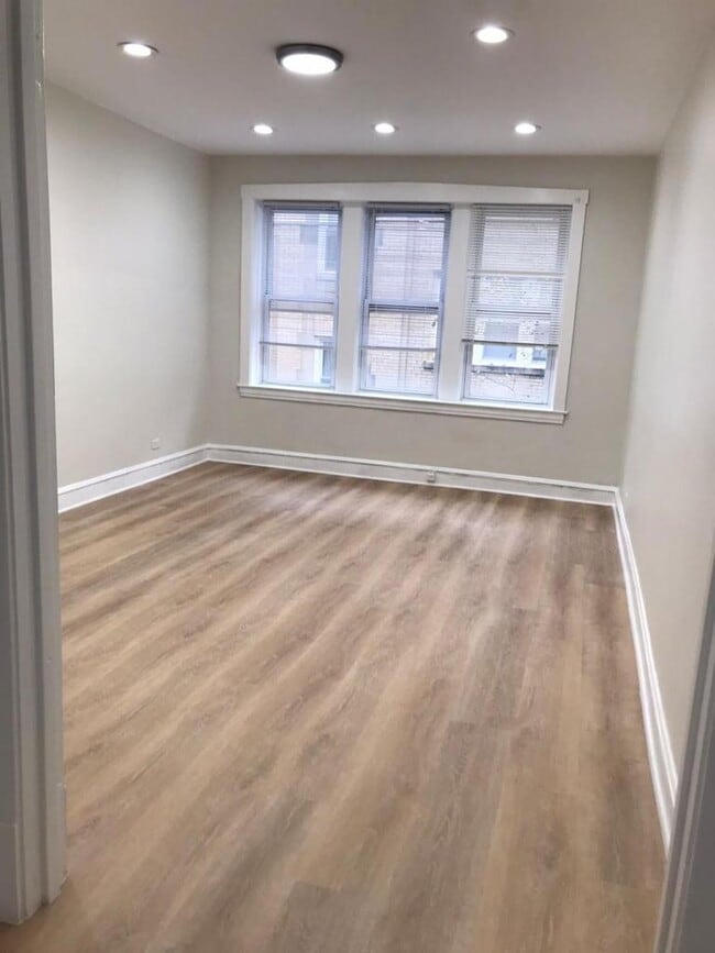 3412 W Foster Ave, Unit 1B in Chicago, IL - Foto de edificio - Building Photo