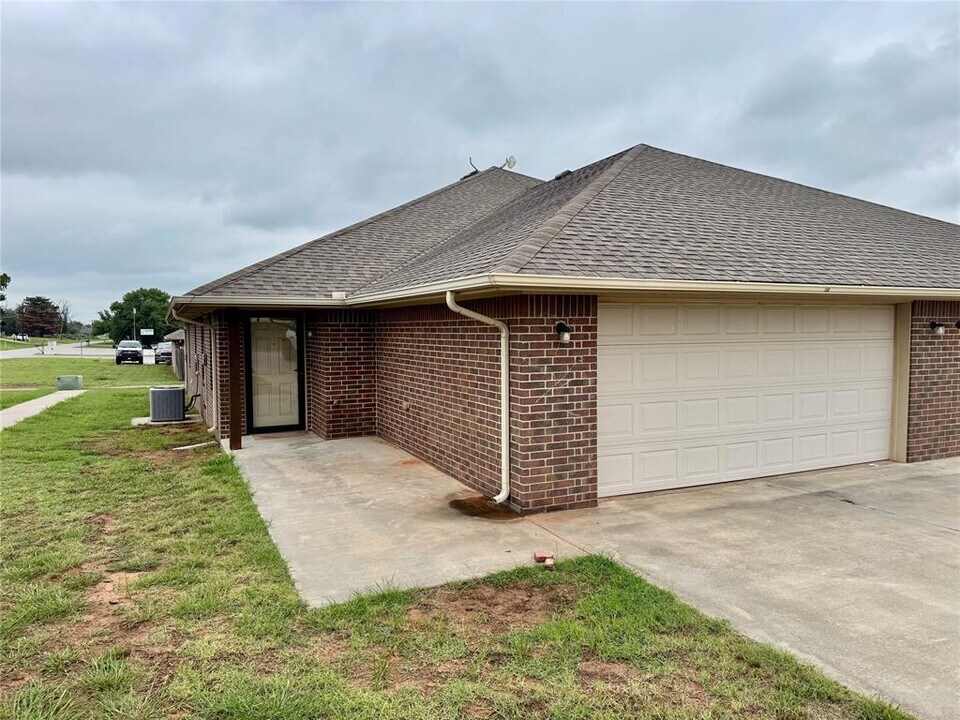 1601 Lawter Rd in Weatherford, OK - Foto de edificio