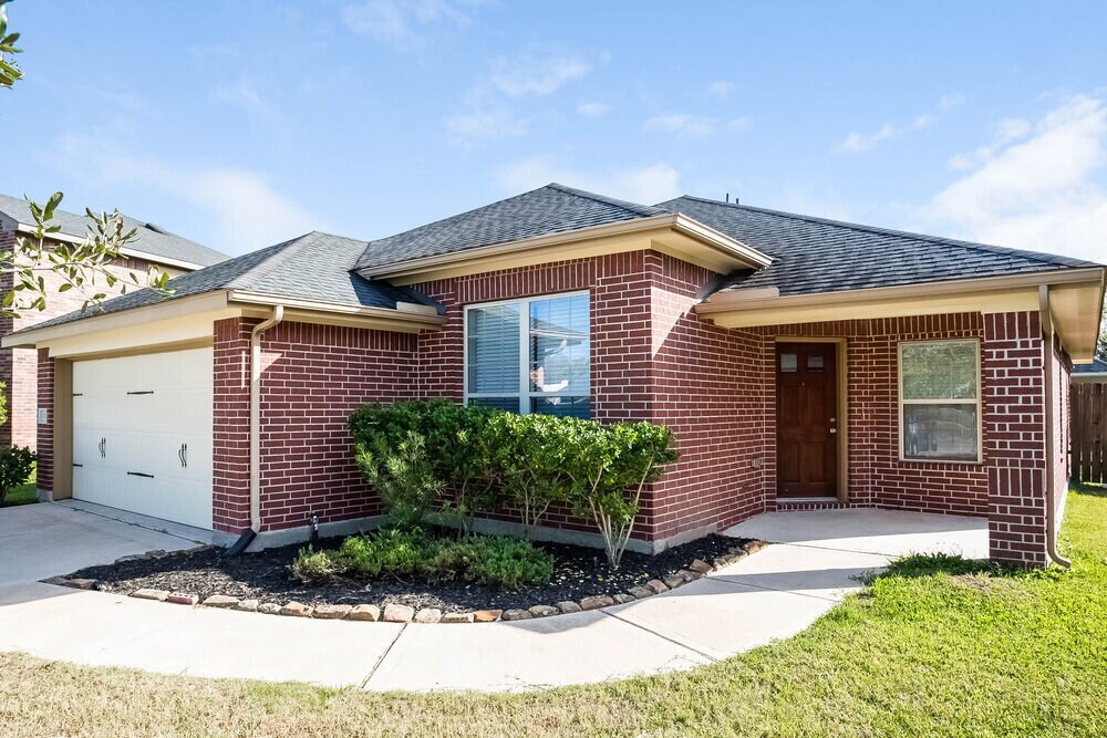 1711 Manchester Crossing Dr in Fresno, TX - Building Photo