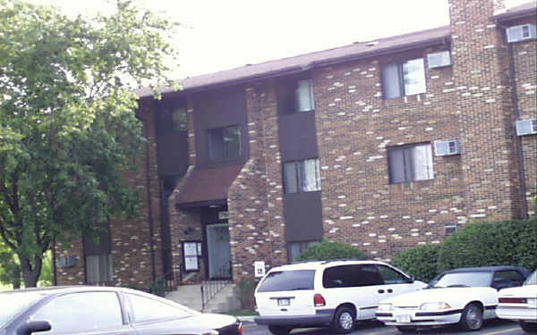 7801 Woodward Ave in Woodridge, IL - Foto de edificio - Building Photo