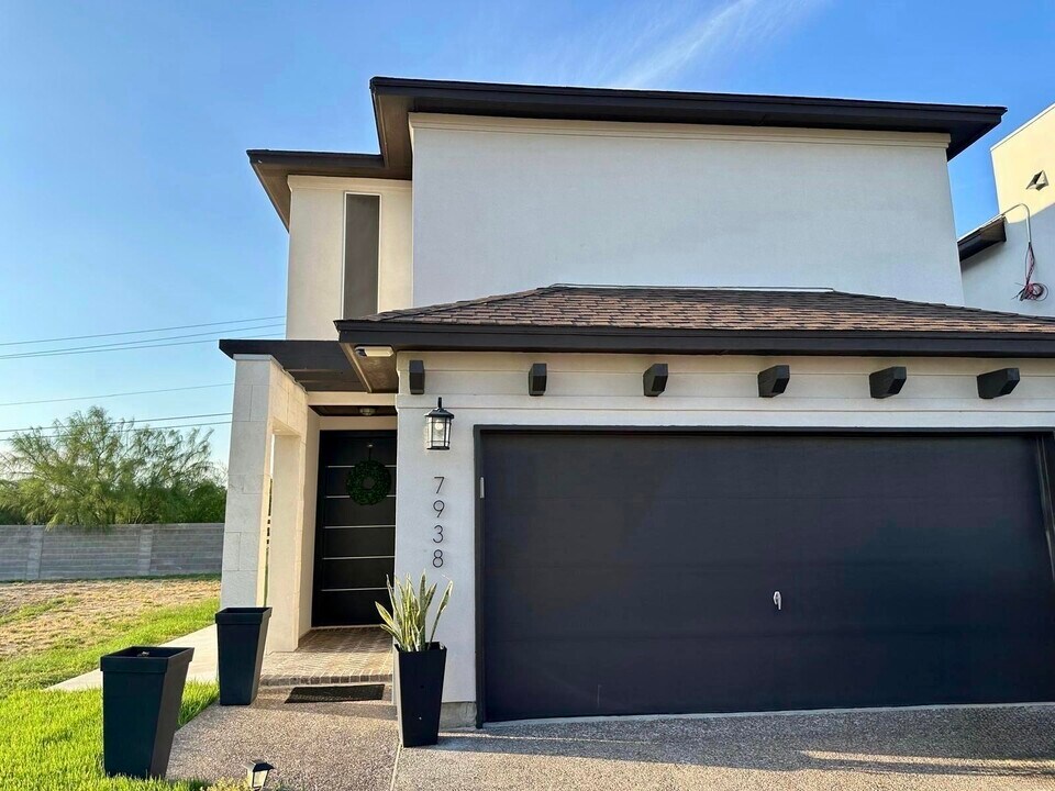 7938 Elka Lp in Laredo, TX - Building Photo