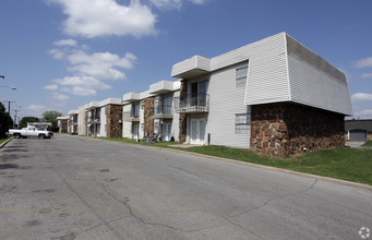 Peoria Gardens Apartments in Tulsa, OK - Foto de edificio - Building Photo