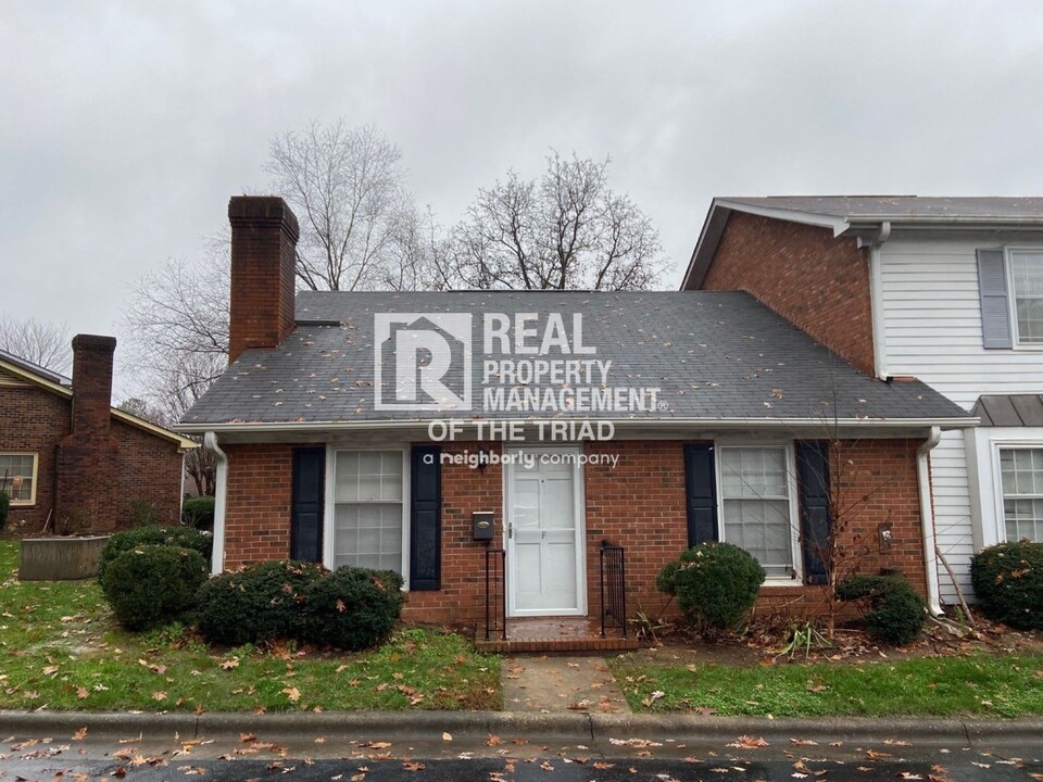 4618 Lawndale Dr in Greensboro, NC - Foto de edificio