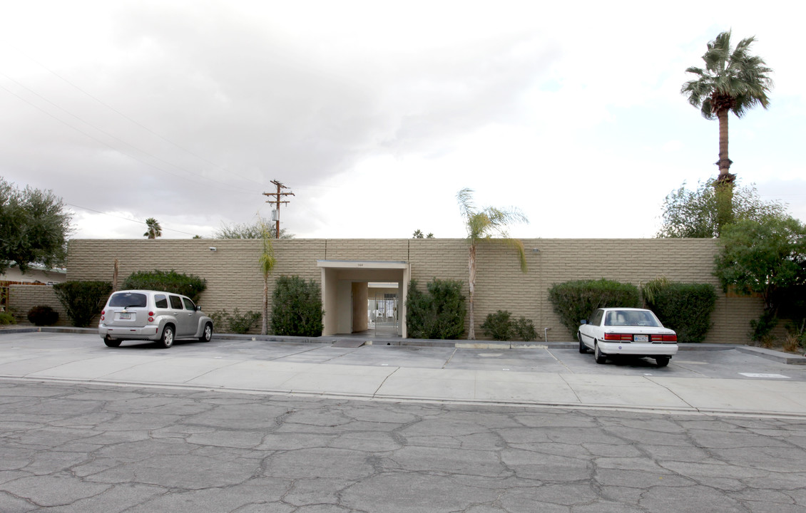 120 S Saturmino Dr in Palm Springs, CA - Building Photo