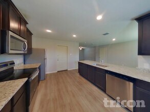 12045 Latour Vly, Unit 4 in San Antonio, TX - Foto de edificio - Building Photo