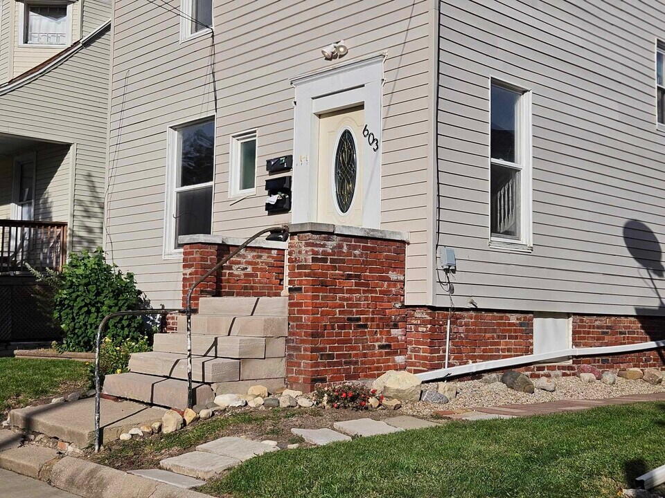 603 N Lee St, Unit 1 in Bloomington, IL - Building Photo