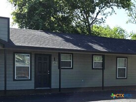 1037 W Court St in Seguin, TX - Building Photo