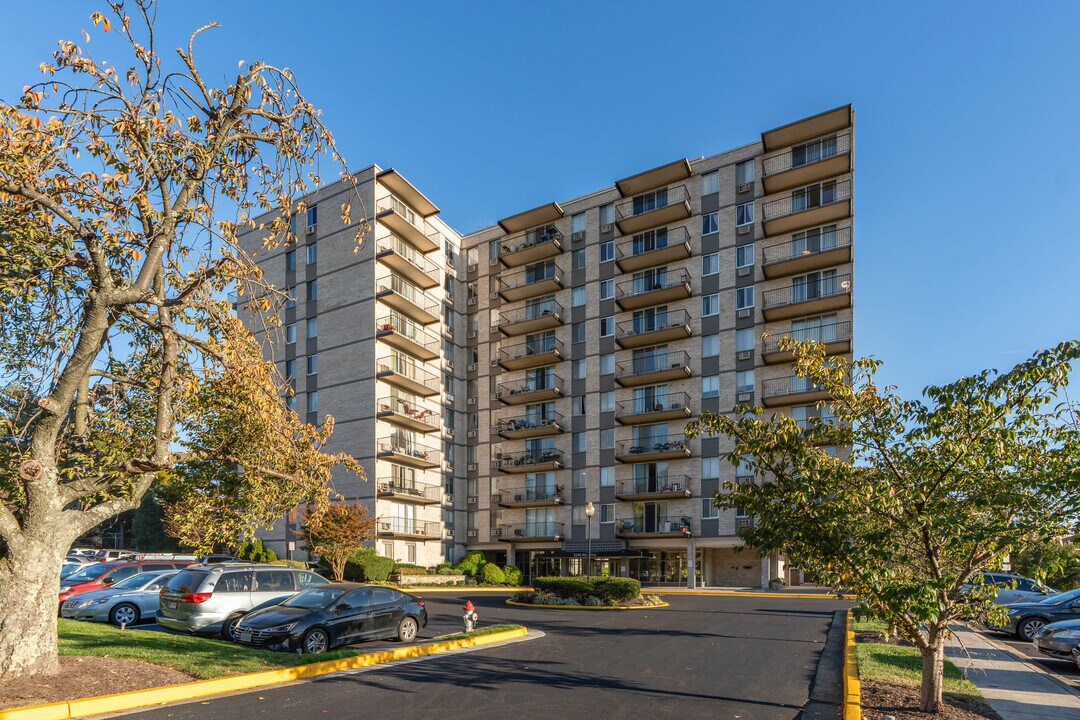 Barcroft Hills Condominium in Falls Church, VA - Building Photo