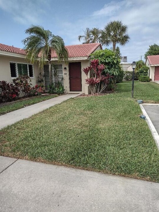 2121 Pueblo Cir in Sarasota, FL - Foto de edificio