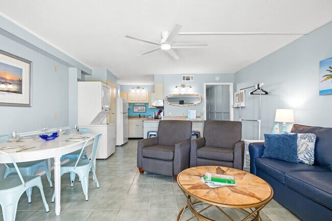 5004 S Thomas Dr in Panama City Beach, FL - Building Photo - Building Photo