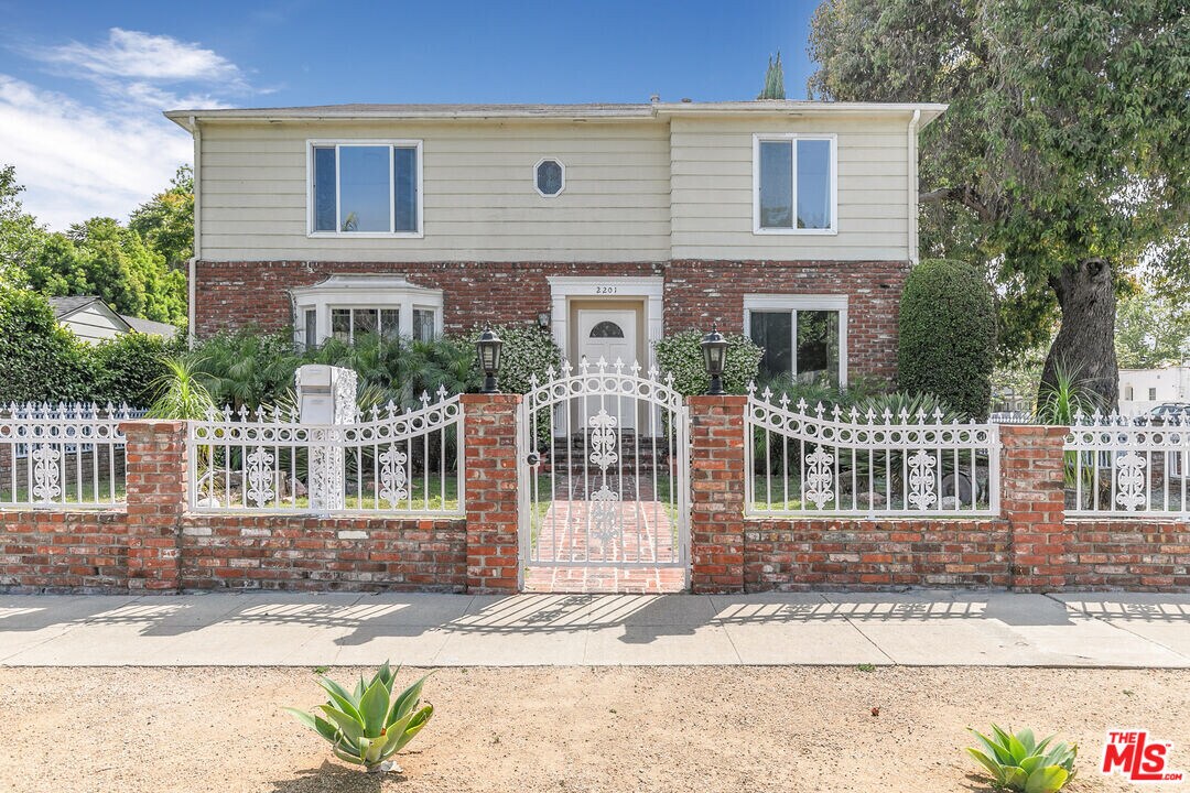 2201 Manning Ave in Los Angeles, CA - Building Photo