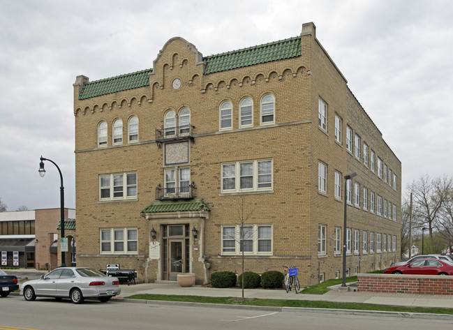 Stratford Apartments in Milwaukee, WI - Building Photo - Building Photo