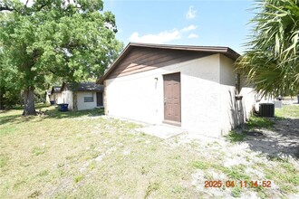10406 N Mitchell Ave in Tampa, FL - Foto de edificio - Building Photo