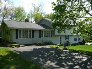 1 Cayuga Dr in Hudson, MA - Building Photo - Building Photo