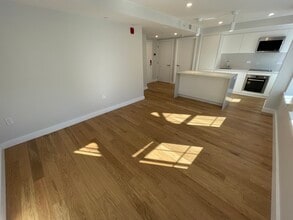 16 Fleet St, Unit 6 in Boston, MA - Foto de edificio - Building Photo