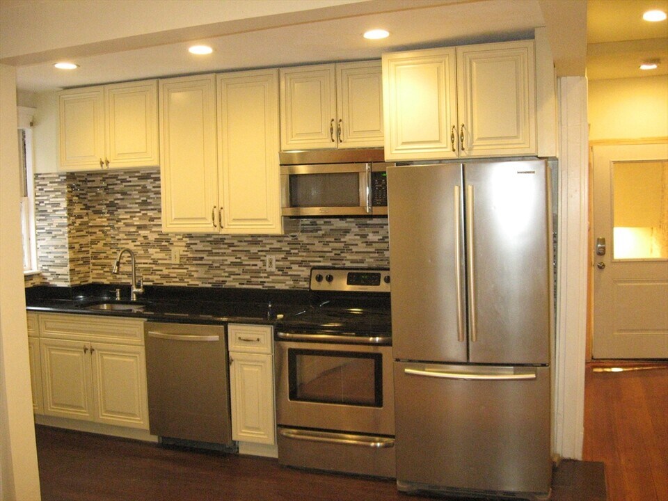 1672 Beacon St in Brookline, MA - Building Photo