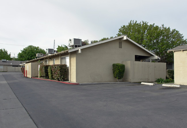 Barstow Gardens in Fresno, CA - Building Photo - Building Photo