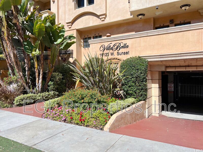 16123 W Sunset Blvd in Pacific Palisades, CA - Building Photo
