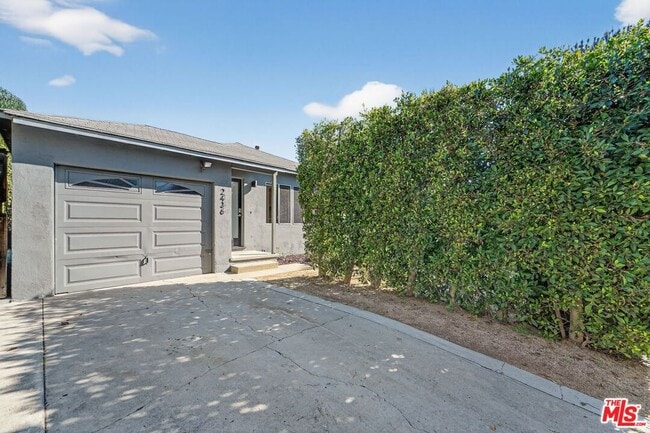 2436 Walnut Ave in Los Angeles, CA - Building Photo - Building Photo