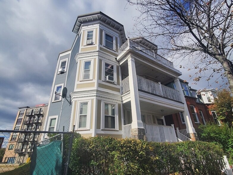 247 Boston St, Unit 1 in Boston, MA - Building Photo