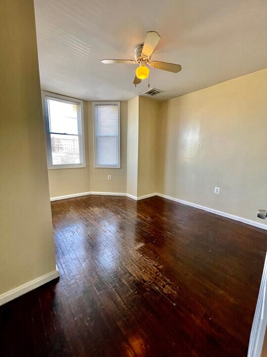 4716 Chestnut St in Philadelphia, PA - Building Photo