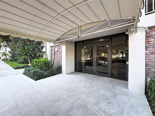 605 Oaks Dr in Pompano Beach, FL - Building Photo - Building Photo