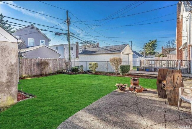 211 Brown St in Mineola, NY - Building Photo - Building Photo