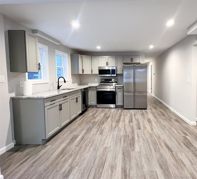 800 Deer Park Ave in North Babylon, NY - Building Photo - Building Photo