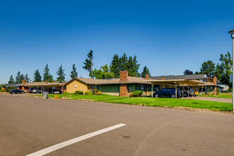 Holladay Apartments in Canby, OR - Building Photo - Building Photo