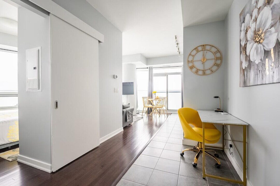 25 York St in Toronto, ON - Building Photo