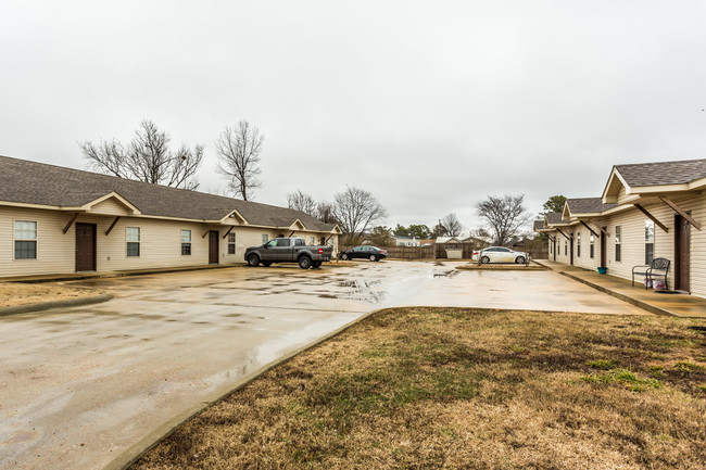 Cotton 8 in Jonesboro, AR - Foto de edificio - Building Photo