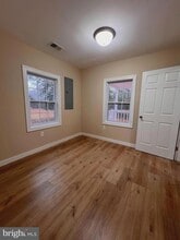 2073 Warrenton Rd in Fredericksburg, VA - Foto de edificio - Building Photo