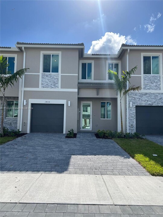 1433 SE 7th Ter in Homestead, FL - Building Photo